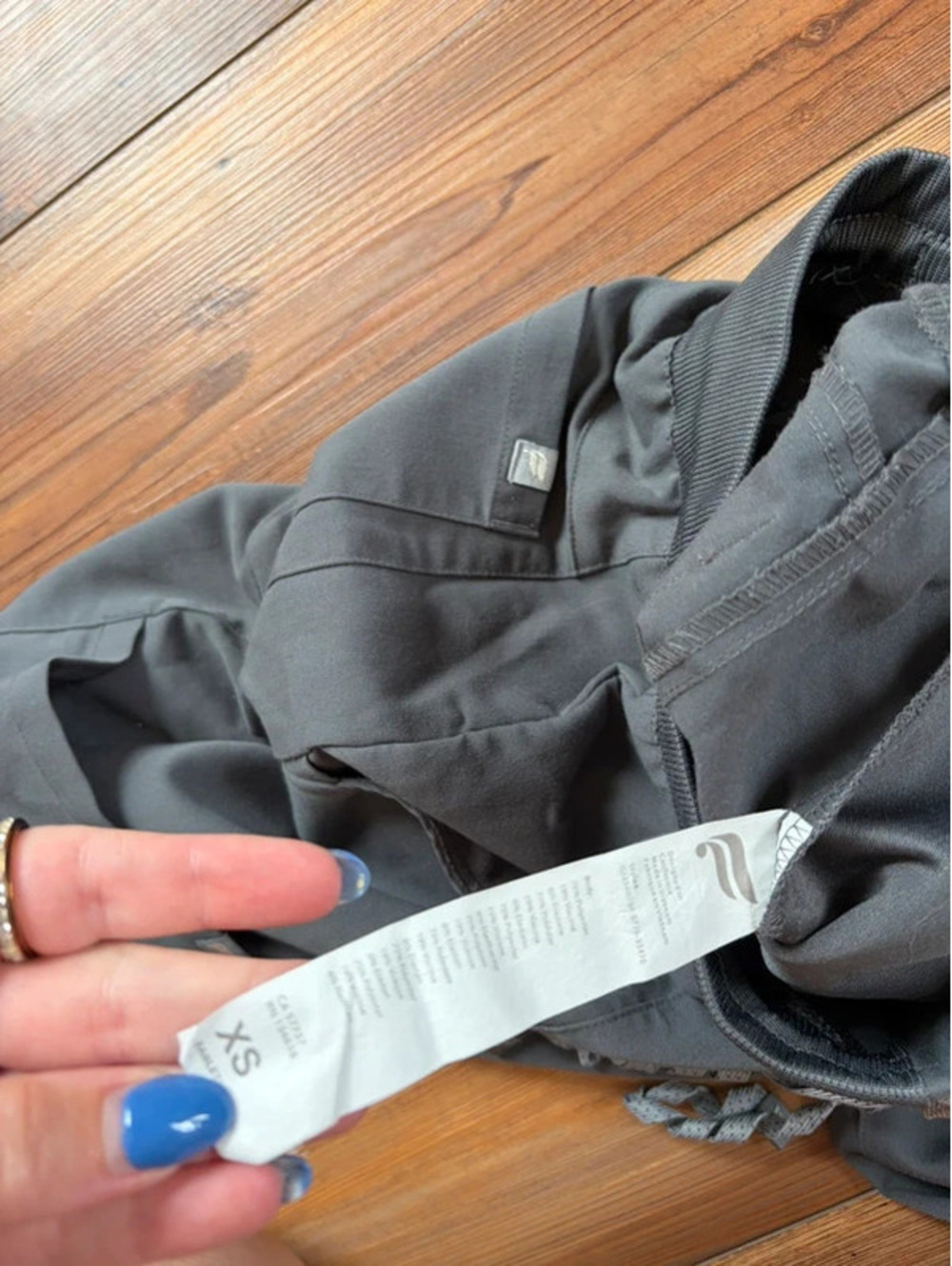 Fabletics grey scrub set joggers size XS - Picture 4 of 5